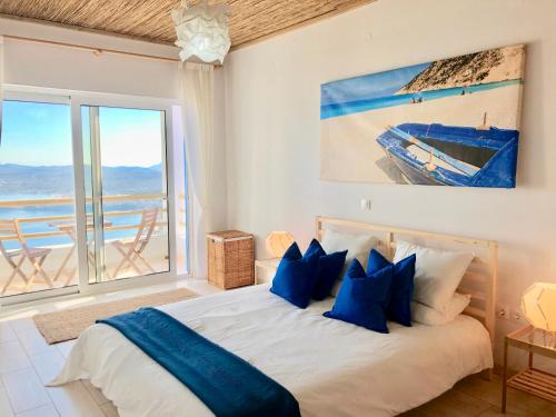1 dormitorio con 1 cama y vistas al océano en House Tanna of Villa Intaba Spectacular Sea Views Corfiot Riviera Spartilas Corfu Island Greece close to Ipsos Beach, en Corfú