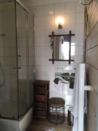 une salle de bain avec douche et lavabo dans l'établissement Les chambres du Chat Perché, au Havre