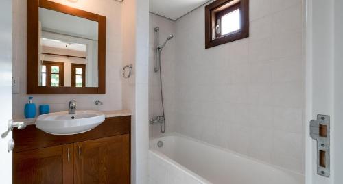 Koupelna v ubytování 2 bedroom Apartment Helena with private garden, Aphrodite Hills Resort