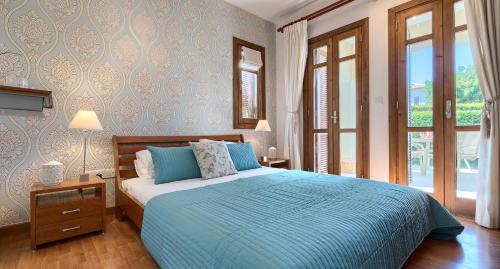 Postel nebo postele na pokoji v ubytování 2 bedroom Apartment Helena with private garden, Aphrodite Hills Resort