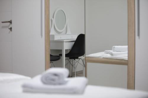 W łazience znajduje się lustro, biurko i krzesło. w obiekcie Apartman Coelum Delnice w mieście Delnice