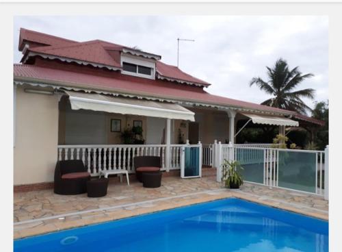chambres d'hôtes dans villa avec piscine petit déjeuner