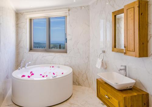 Koupelna v ubytování Villa 5 Sleeps 6 Isolated Pool See and Montain View-Villa Kartal Yuvası