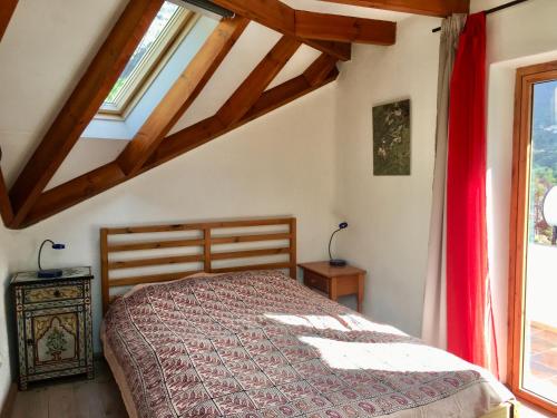 a bedroom with a bed in a room with windows at Casa Mia in Valle Gran Rey