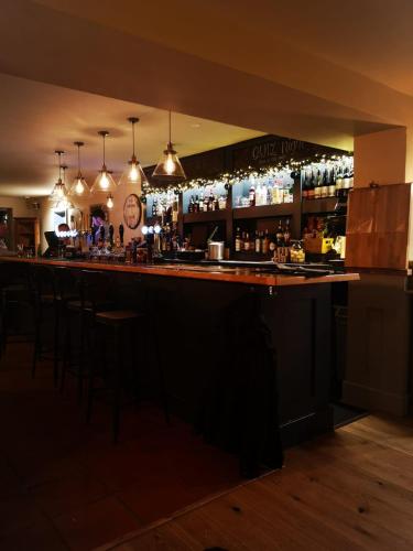 eine Bar mit vielen Flaschen Alkohol in der Unterkunft The Cavendish Five Bells in Cavendish