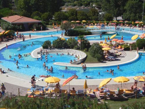 un grupo de personas en una piscina en un complejo en Adria Holiday presso Centro Vacanze Pra' delle Torri en Caorle