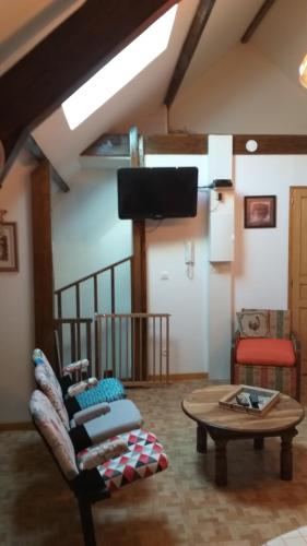 un salon avec un canapé et une table dans l'établissement LE PIC'ARDIE, à Pont-Sainte-Maxence