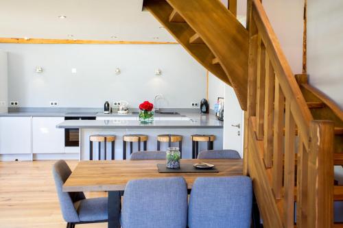 une cuisine et une salle à manger avec une table et des chaises en bois dans l'établissement Chalet Byram, à Saint-Gervais-les-Bains