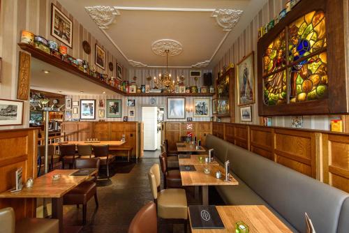 een restaurant met houten tafels en stoelen en een bar bij BnB prins Hendrik Venlo in Venlo