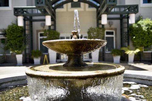 a water fountain in front of a building at Holiday Inn Express Windsor Sonoma Wine Country by IHG in Windsor
