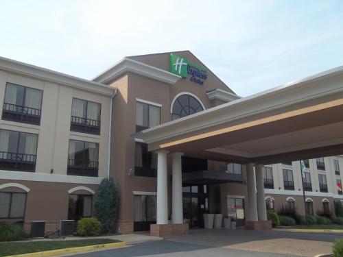 an image of a hotel building at Holiday Inn Express and Suites Winchester by IHG in Winchester