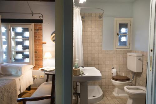 a bathroom with a toilet and a sink at Alpaca country house in Pontedera