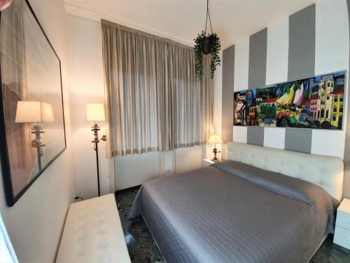 ミラノにあるS. Ambrogio Squareのベッドルーム1室(ベッド1台付)が備わります。壁には絵画が飾られています。