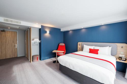 Llit o llits en una habitació de Holiday Inn Express - Stockport, an IHG Hotel
