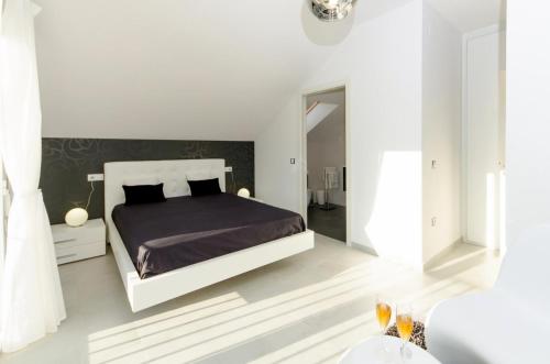 A bed or beds in a room at Casa Rural La Esencia
