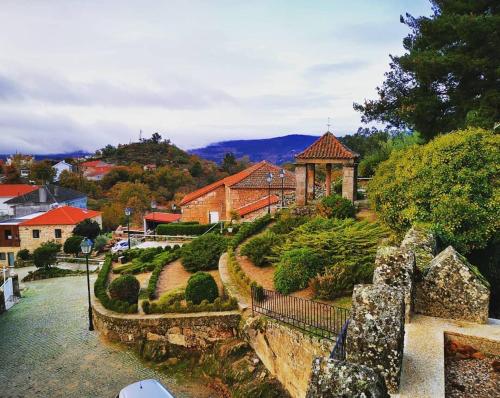 uma vista para um jardim com um gazebo em Casa do Castelo em Sernancelhe