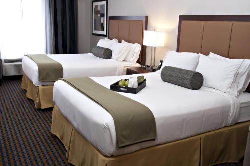 เตียงในห้องที่ Holiday Inn Express Pembroke, an IHG Hotel