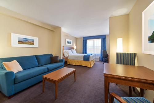 Ένα ή περισσότερα κρεβάτια σε δωμάτιο στο Deer Lake Horizon Hotel