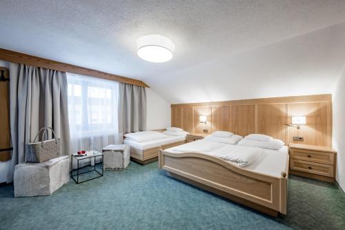 a large bedroom with two beds and a window at Bed & Breakfast Fender in Sölden