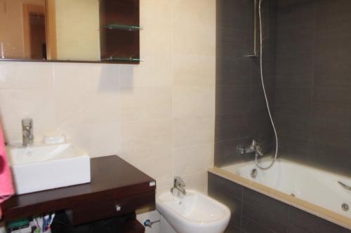 フィネストラットにあるCerezos Apartment Sierra Cortinaのバスルーム(洗面台、トイレ、バスタブ付)