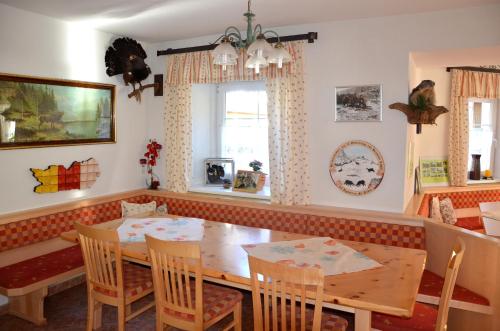 מסעדה או מקום אחר לאכול בו ב-Ferien am Talhof
