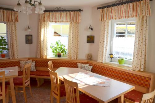 Un restaurante o sitio para comer en Ferien am Talhof