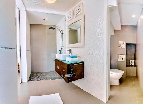 Koupelna v ubytování Incredible 4BR Beachfront Penthouse with Ocean View