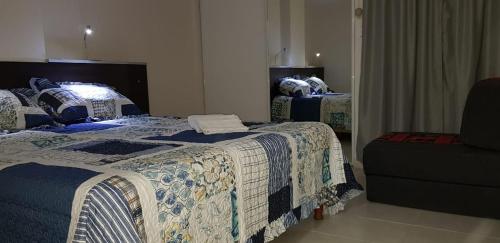 1 dormitorio con 1 cama con edredón en Departamento Altos de la Merced en Salta