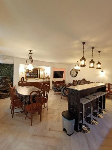 een grote woonkamer met een tafel en stoelen bij el piso perfecto in Puerto de Sagunto