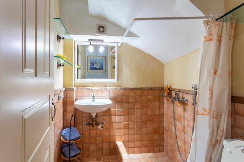 Villa Ponente في سبيتسيس: حمام مع حوض ودش