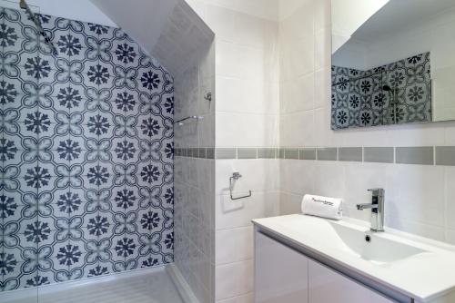 uma casa de banho branca com um chuveiro e um lavatório. em FLH Praia da Luz Apartment with Pool em Alagoas