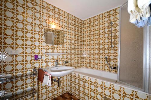 La salle de bains est pourvue d'un lavabo et d'une baignoire. dans l'établissement Gästehaus Riml, à Längenfeld