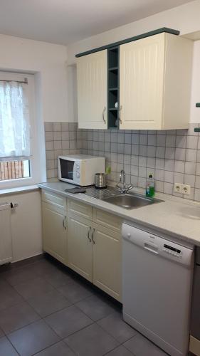 Kuchyň nebo kuchyňský kout v ubytování Ferienwohnung "SCHWARZWALD" , Pension Wauri