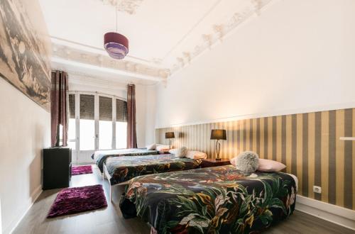 Ένα ή περισσότερα κρεβάτια σε δωμάτιο στο M&F 7 ROOMS/7 BATHROOMS OVER GRAN VIA