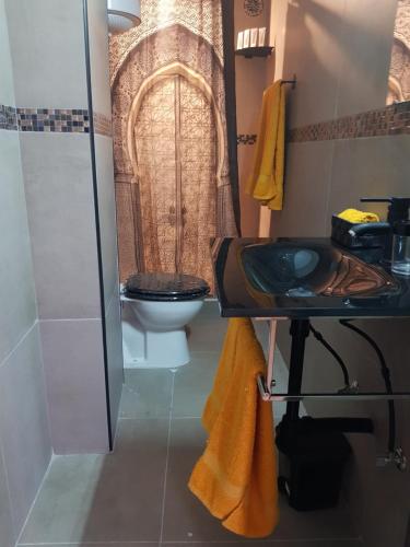 La petite salle de bains est pourvue de toilettes et d'un lavabo. dans l'établissement La Naval 209, 5ºA - LONDRES -, à Las Palmas de Gran Canaria