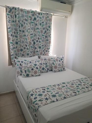 Ένα ή περισσότερα κρεβάτια σε δωμάτιο στο Karimar Beach Condo Hotel