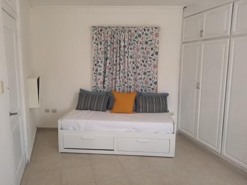 Ένα ή περισσότερα κρεβάτια σε δωμάτιο στο Karimar Beach Condo Hotel