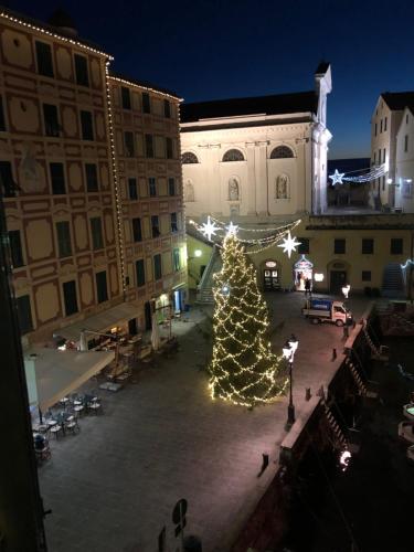 a christmas tree in the courtyard of a building at Sguardo sul Porto ( codice CITRA 01007-LT-0314 ) in Camogli