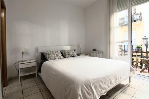 バレンシアにあるJunto al Mercado de Ruzafaの白いベッドルーム(ベッド1台、窓付)