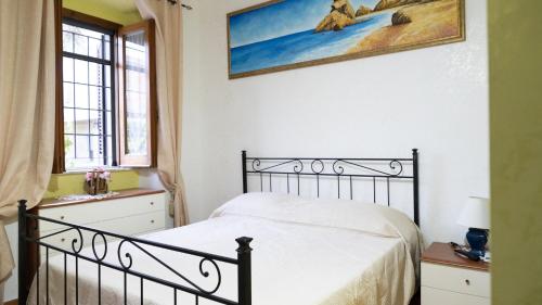 a bedroom with a bed and a painting on the wall at Il Normanno B&B in Mileto