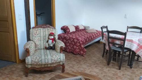 ポン・サント・マクサンスにあるLE PIC'ARDIEのベッドルーム1室(ベッド1台、椅子付)