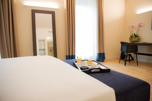 Un pat sau paturi într-o cameră la Hotel Politeama