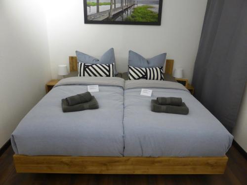 Un pat sau paturi într-o cameră la Ferienwohnung Goethe, 2 Schlafzimmer, Nähe Zentrum & Uni, ruhig, free Wifi, kostenloses Parken, Erdgeschoss