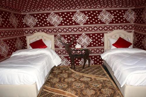 Postel nebo postele na pokoji v ubytování WadiRum Mobile Camp