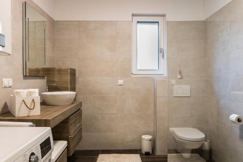 Luxury Garden Apartment (5 mins to the subway)