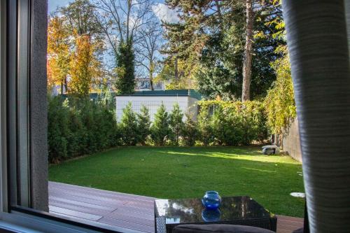 Luxury Garden Apartment (5 mins to the subway)