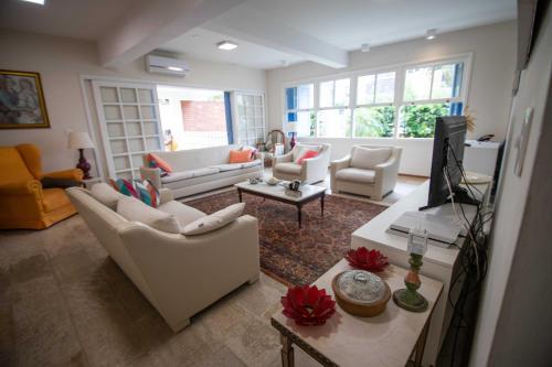a living room with couches and a table at Hospedaria Conceitual in Florianópolis