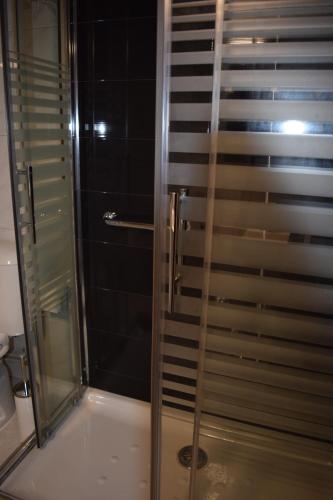 um chuveiro com uma porta de vidro na casa de banho em VISTAS O MAR em Moaña