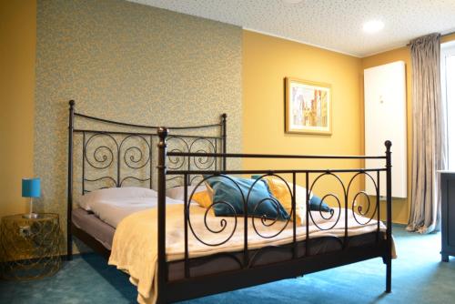 Schlafzimmer mit einem Bett mit einem schmiedeeisernen Kopfteil in der Unterkunft Ferienwohnung Marosa in Willingen