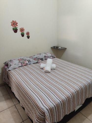 a bedroom with a bed with two towels on it at Pousada do Professor in Pirenópolis